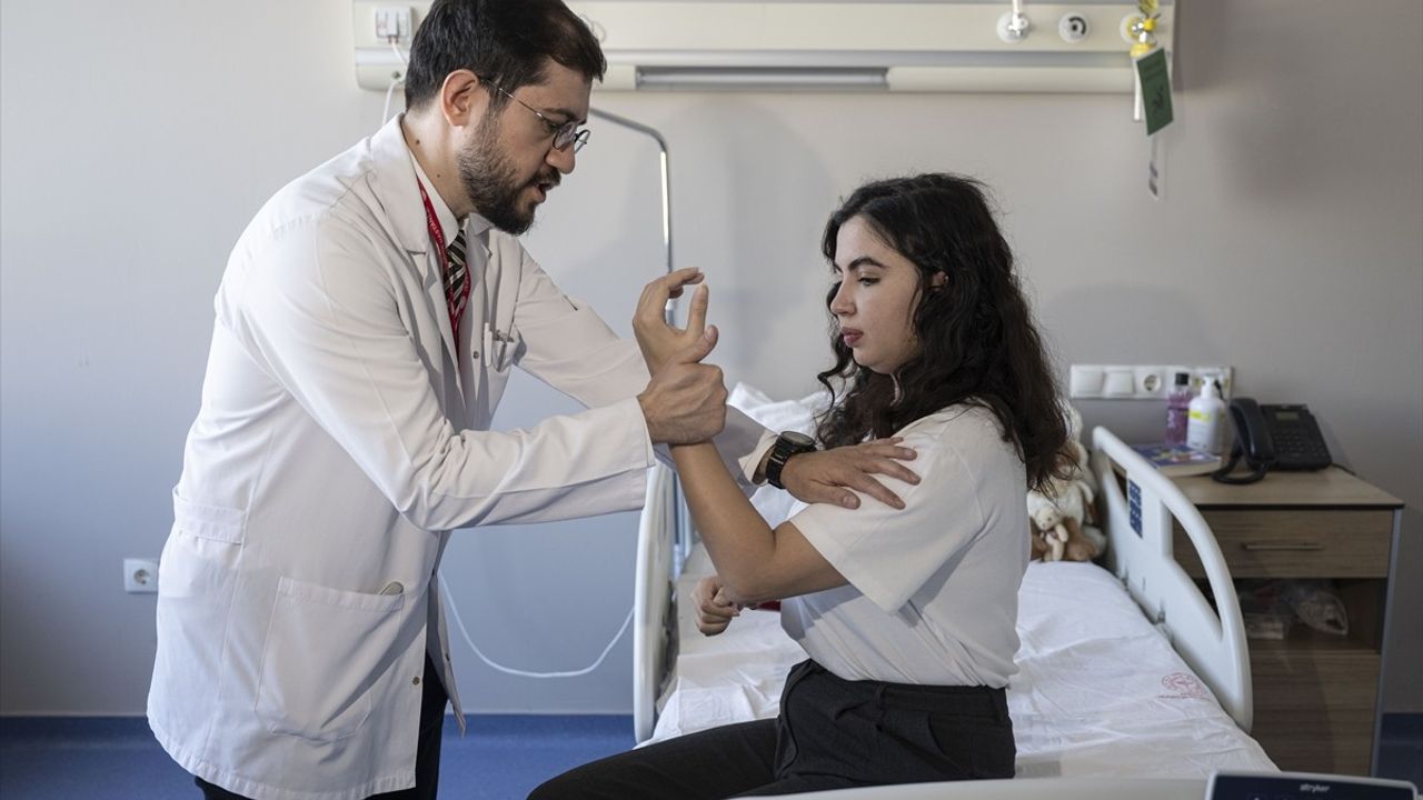 Ankara'da 22 yaşındaki mühendis, inme sonrası yoğun rehabilitasyonla işine döndü