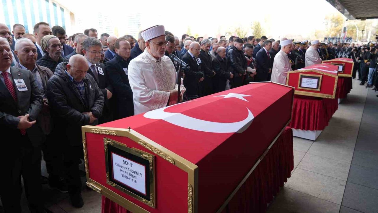 Ankara'da Gürcistan'daki uçak kazasında şehit olan üç asker için cenaze namazı kılındı