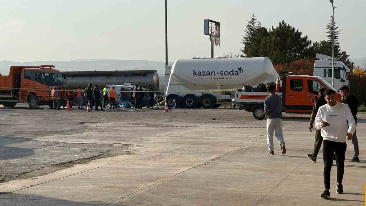 Ankara'da otomobil park halindeki tır çekicisine çarptı: Anne, baba ve 1 yaşındaki bebek yaşamını yitirdi