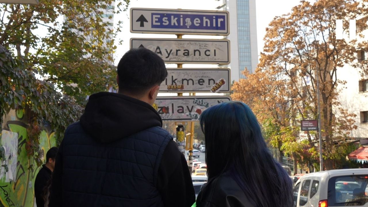 Ankara'da yeniden monte edilen Kızılay tabelası sticker ve yazılarla kirletildi