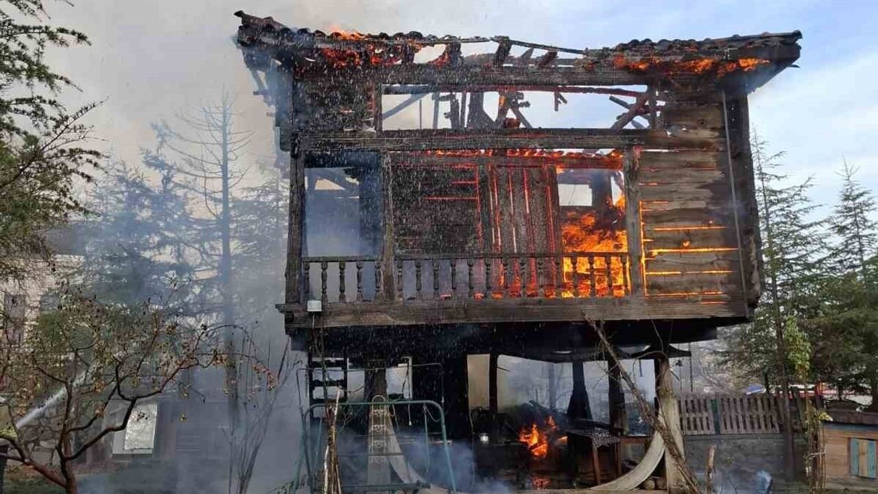 Ankara Gölbaşı'nda 200 yıllık serender yangında kül oldu