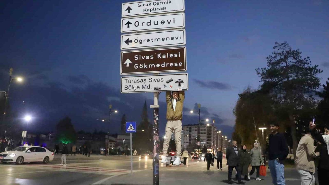 Ankara Kızılay'da başlayan tabelaya asılma akımı Sivas'a yayıldı