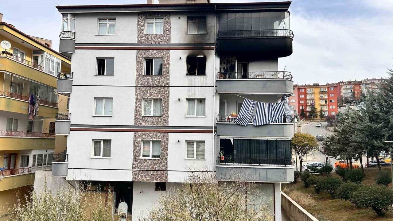 Ankara Mamak'ta 4 katlı binada patlama: Doğal gaz şüphesiyle 1 yaralı