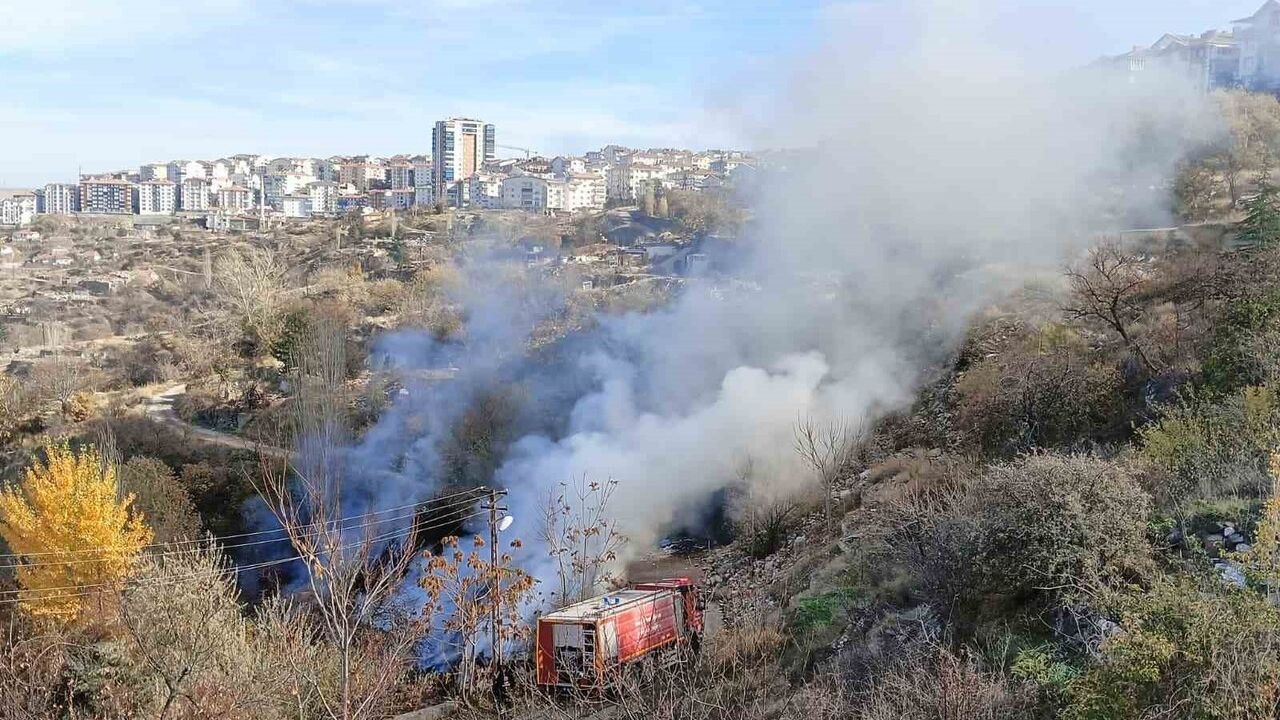Ankara Mamak Zerdalitepe'de ormanlık alanda çöplerin tutuştuğu yangın kontrol altına alındı