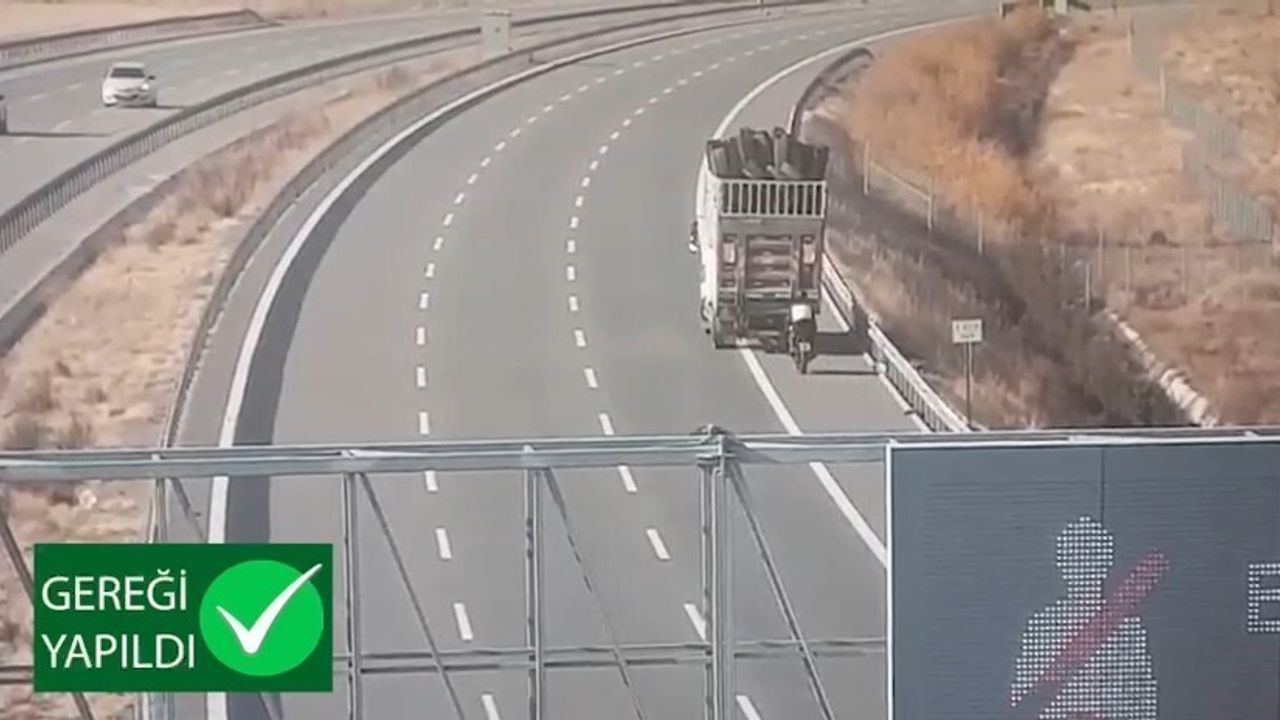 Ankara-Niğde Otoyolu'nda Benzini Bitiren Motosikletin Kamyonla Çekilmesi Güvenlik Kamerasına Yansıdı