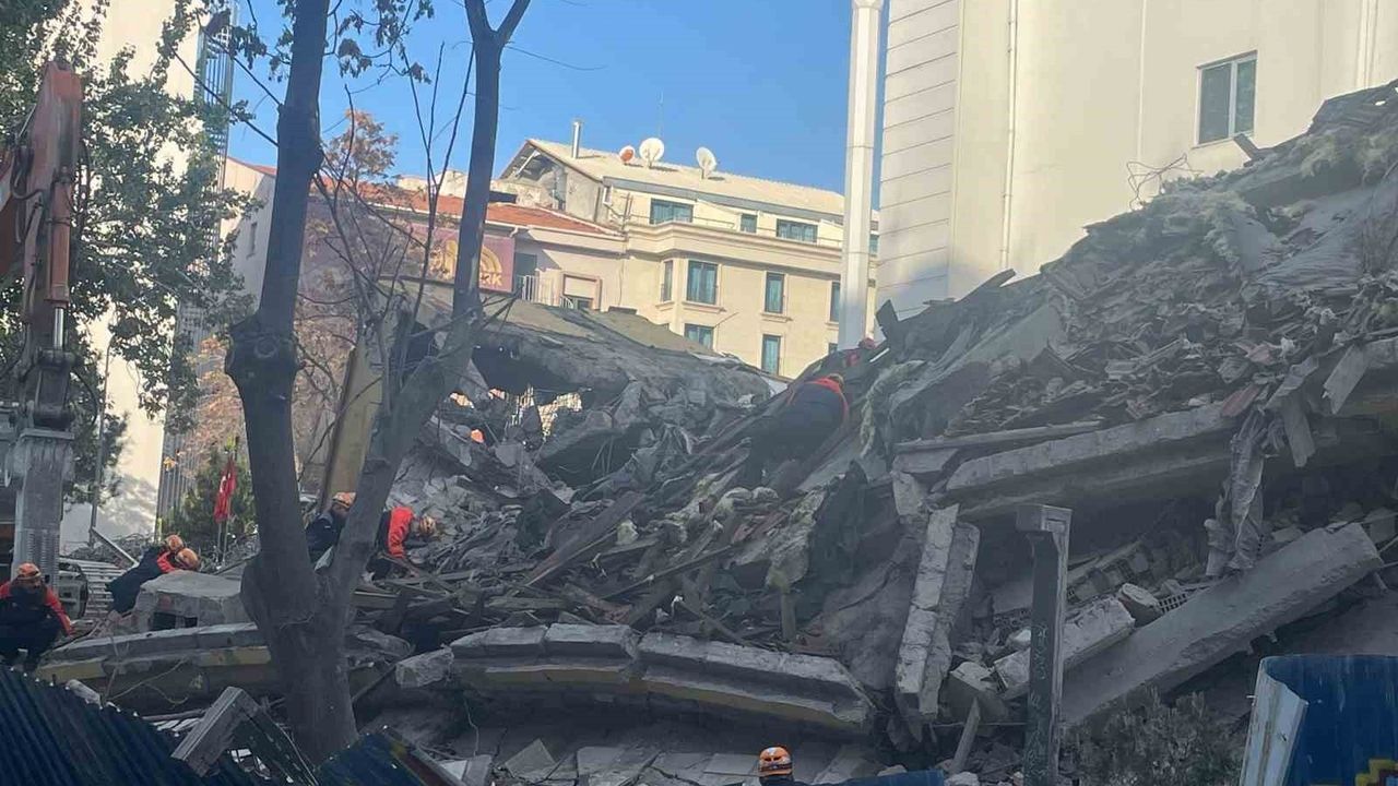 Ankara Tunus Caddesi'nde kontrollü yıkım sırasında 5 katlı binada çökme