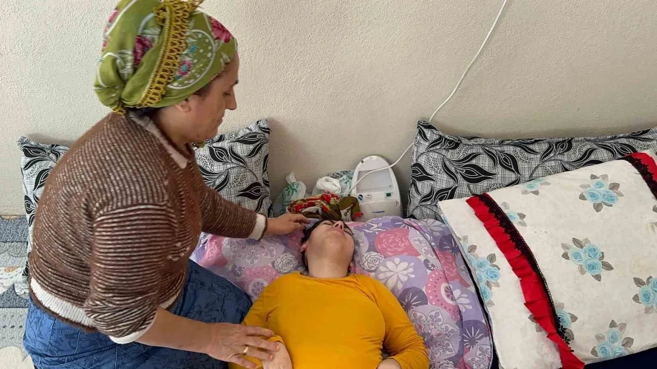 Ankaralı polis Mustafa Şahin, Silopi'deki 16 yaşındaki engelli kıza ortopedik yatak desteği gönderdi