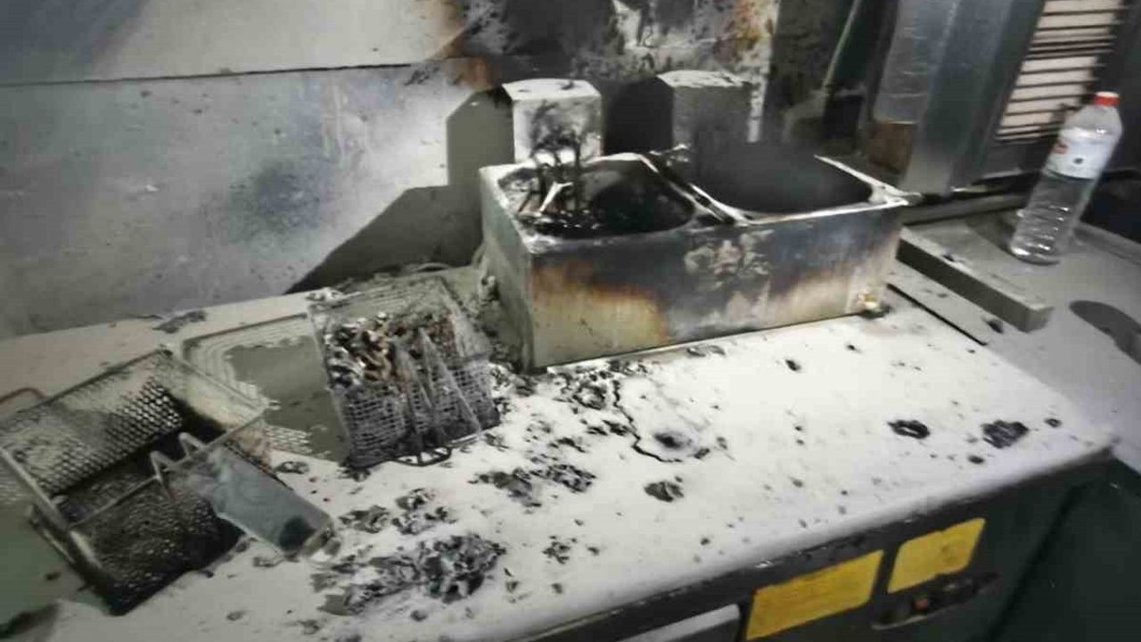 Antakya'da dönercide kızartma makinesi yangını itfaiye tarafından söndürüldü