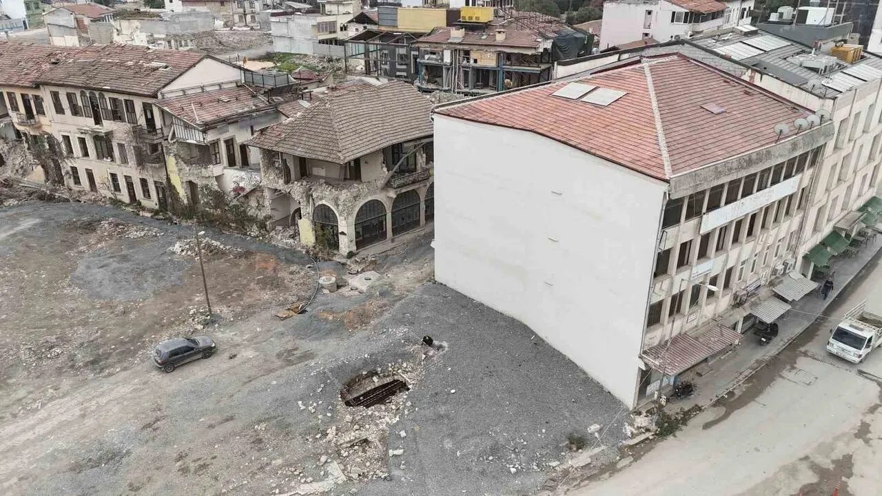 Antakya'da Enkaz Kaldırılırken Yüzeye Çıkan Tarihi Su Kanalı