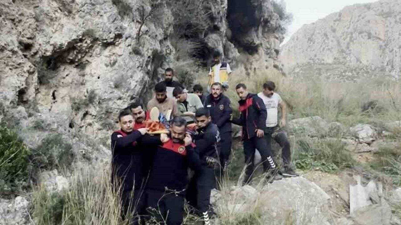 Antakya Habibi Neccar Dağı'nda yürüyüş sırasında düşen kişi itfaiye ve vatandaşlarca kurtarıldı