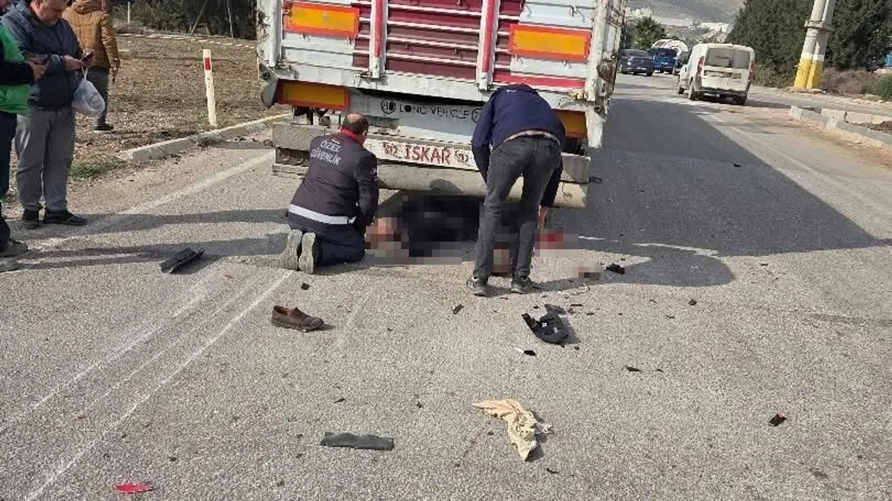 Antakya-İskenderun yolunda tırla motosiklet çarpıştı: 1 kişi hayatını kaybetti
