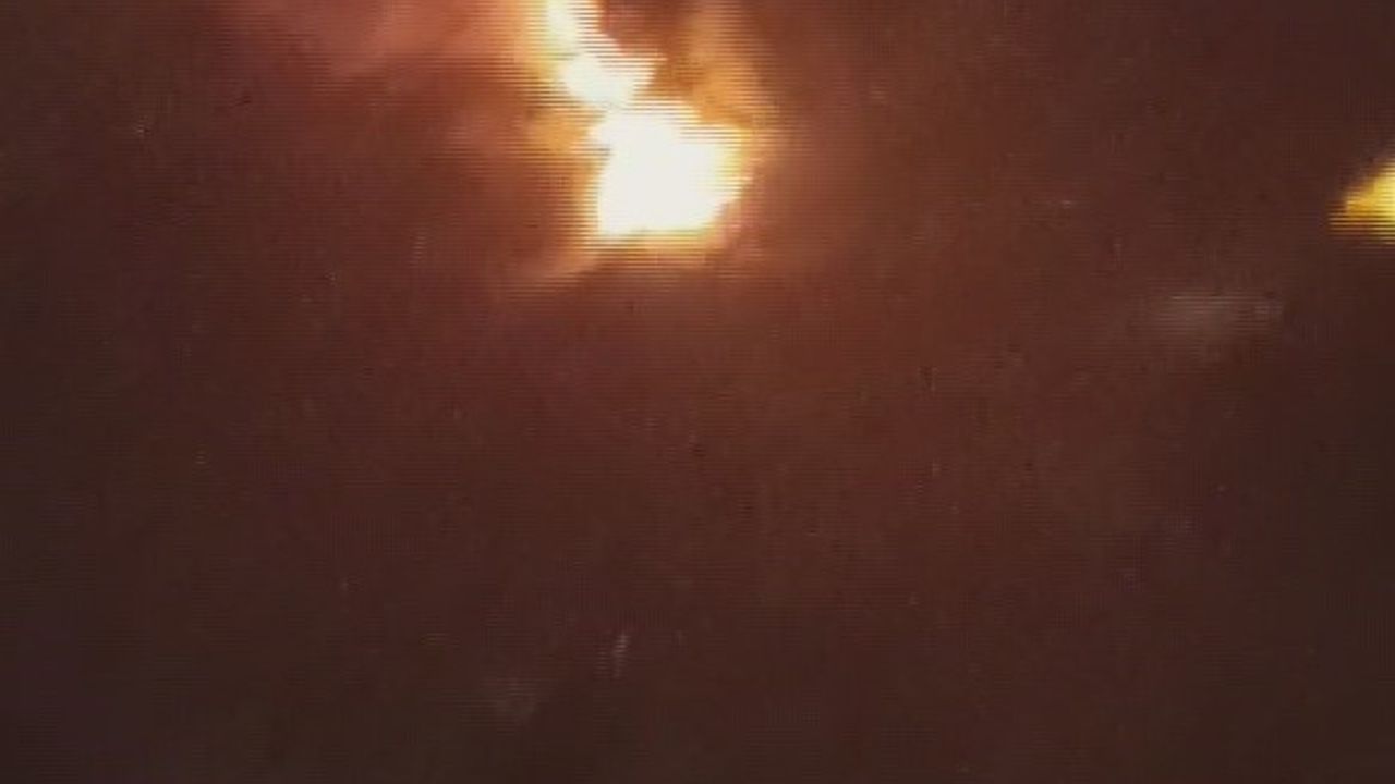 Antakya Kuruyer Mahallesi'nde yıldırımın düşmesiyle ağaçlık alanda yangın çıktı, itfaiye söndürdü