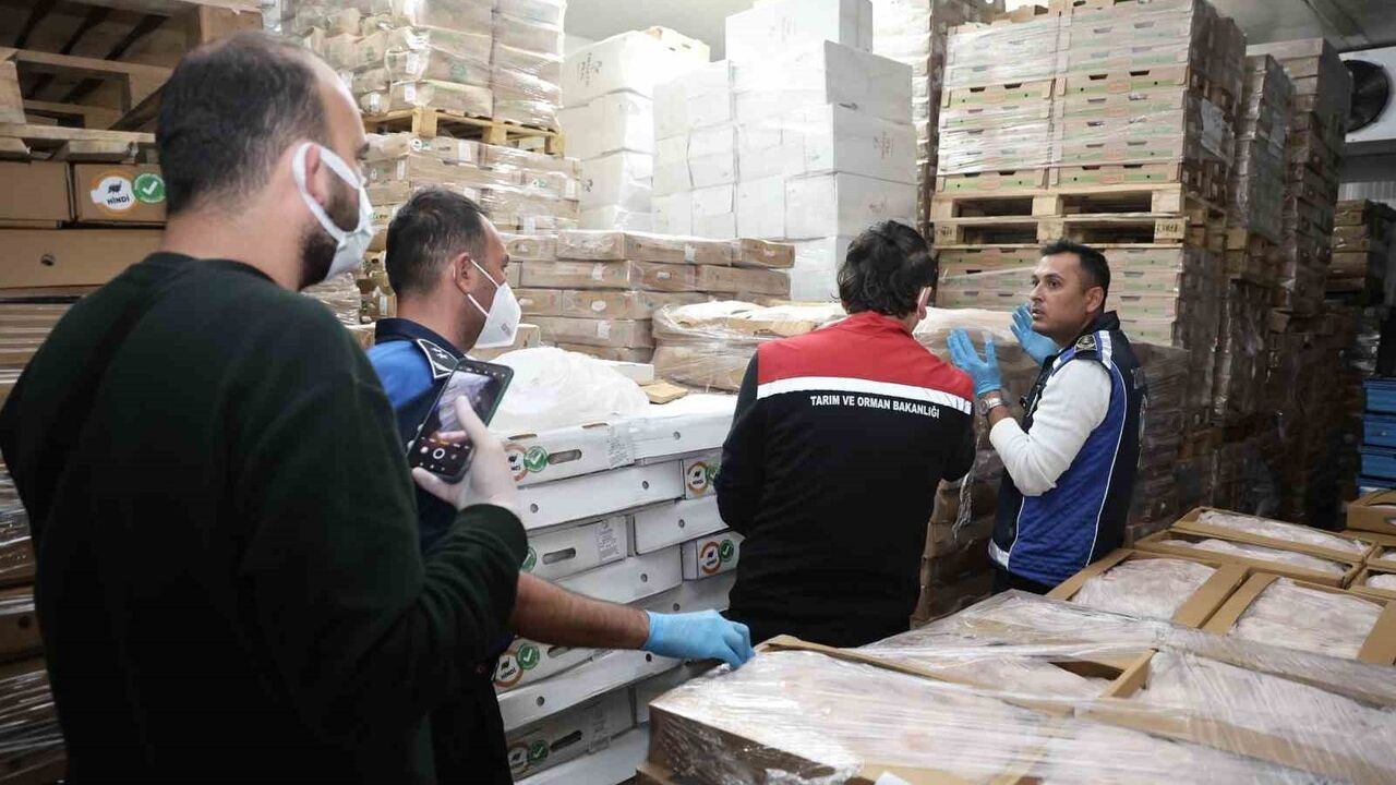 Antalya Aksu'da 25 ton tarihi geçmiş tavuk ele geçirildi, 2 işletme mühürlendi