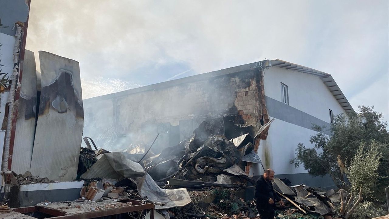Antalya Aksu'da meyve-sebze paketleme tesisinde gece yangını: 1.600 m² zarar