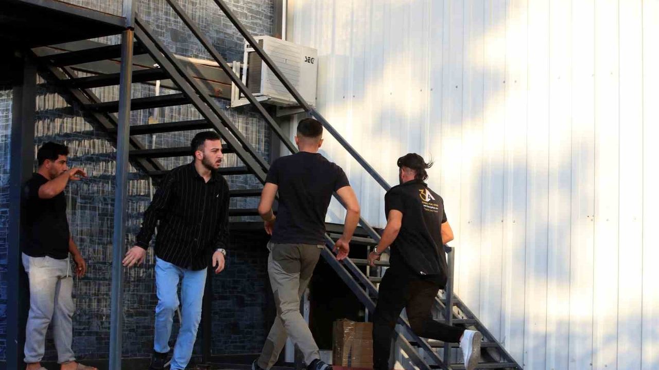 Antalya Aksu'da sandalye üretim tesisinde yangın: Bir iş yerinde büyük hasar meydana geldi