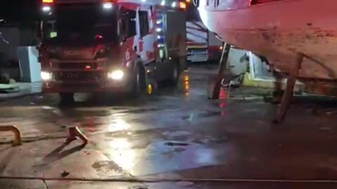 Antalya Balıkçı Barınağı'nda yıldırım yangını: 3 tekne kullanılamaz hale geldi