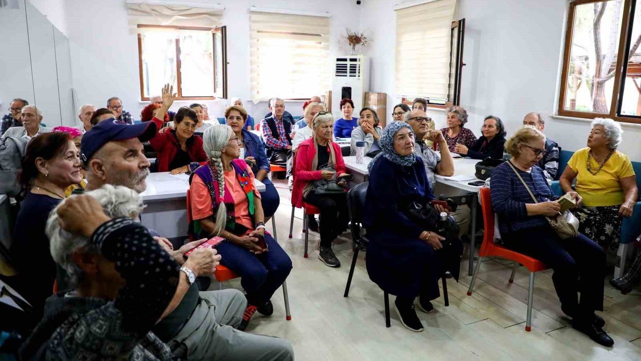 Antalya Büyükşehir’den 60 yaş üstüne akıllı telefon eğitimi: Aktif Yaşlı Merkezi’nden dijital katılım hamlesi