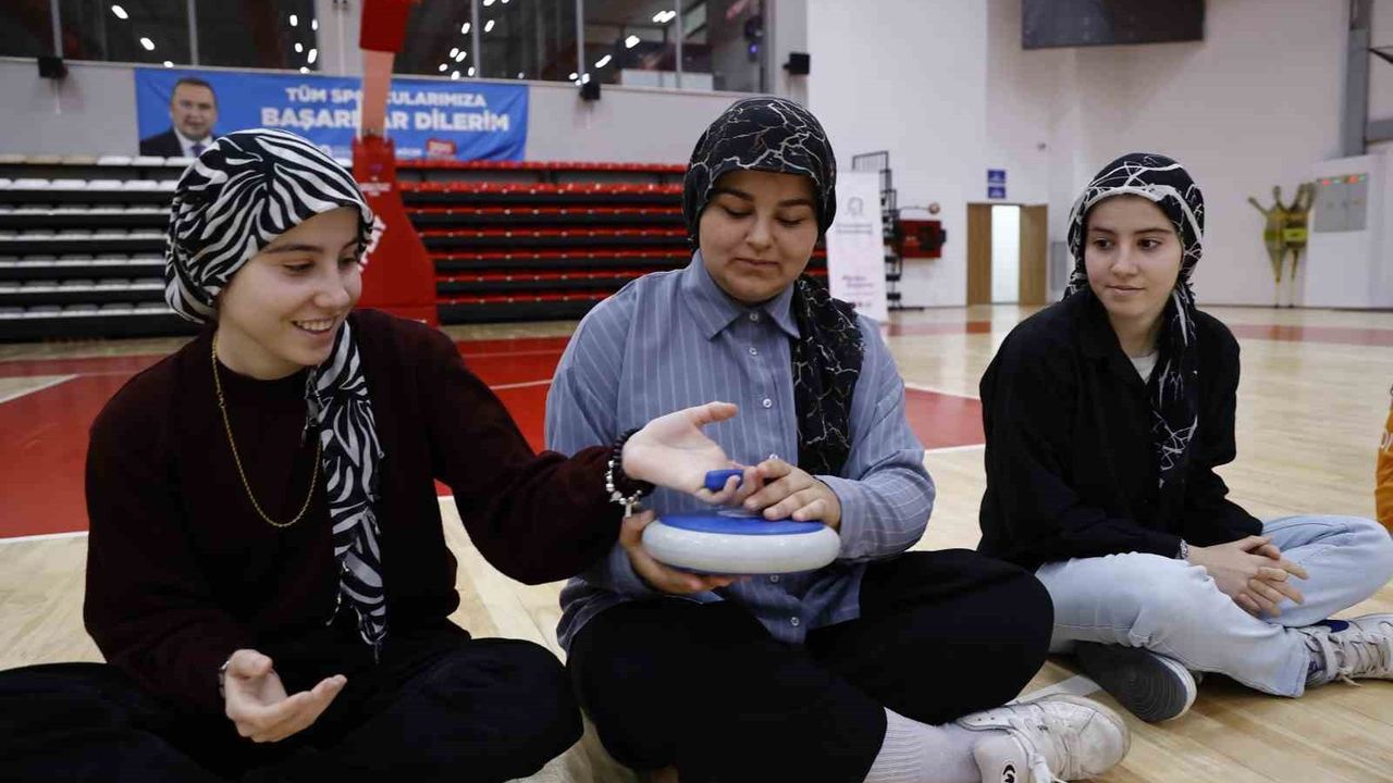 Antalya Büyükşehir, kız çocuklarını floor curling sporu ile tanıştırdı