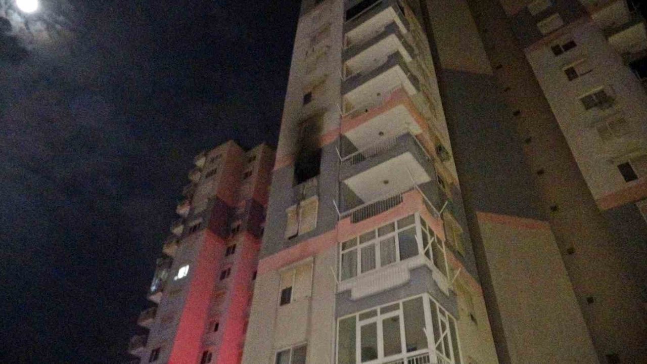 Antalya'da 15 katlı binada 5. kattaki dairede yangın: 1 kişi yaralandı