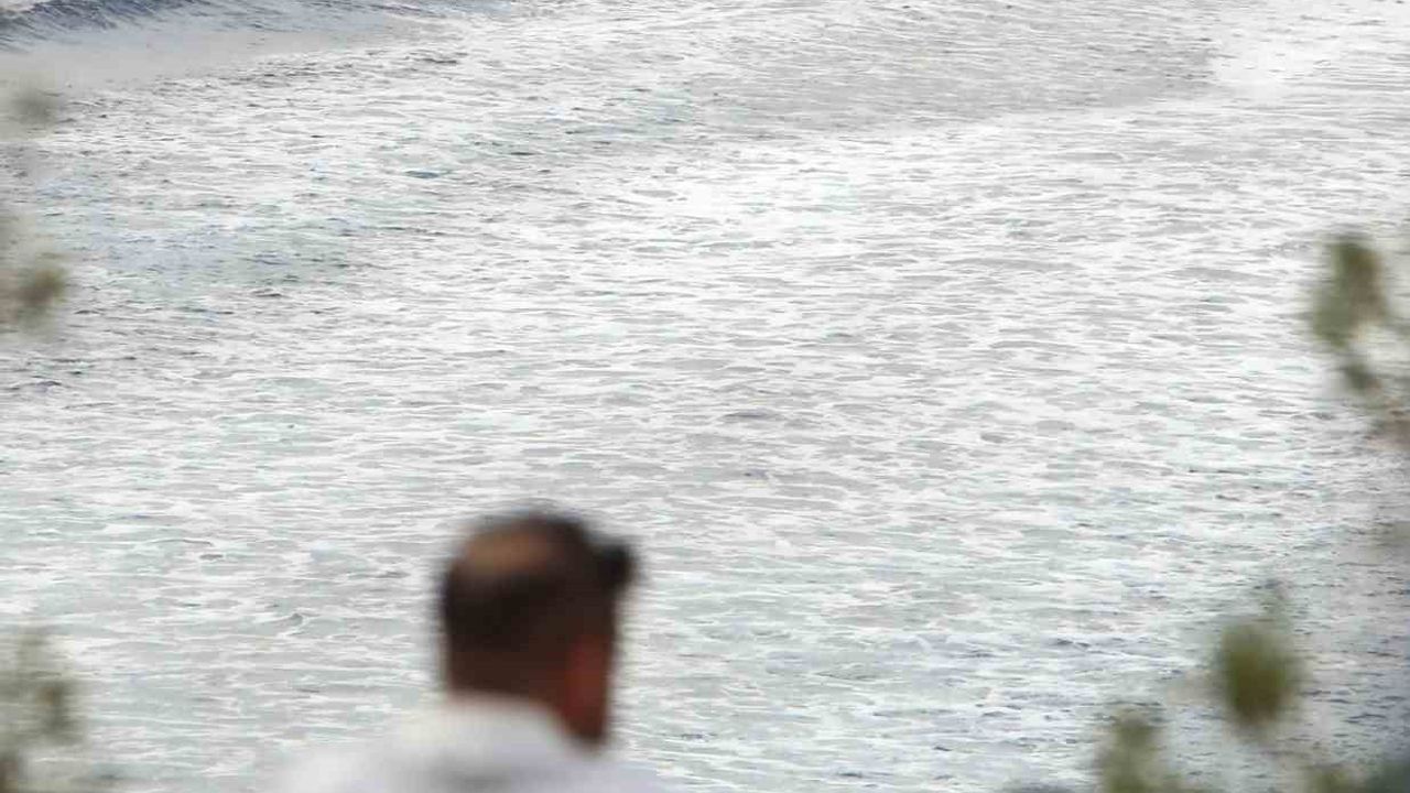 Antalya'da 30 metrelik falez kenarında oturan Harun A., sağlık çalışanının 1 saatlik çabasıyla ikna edildi