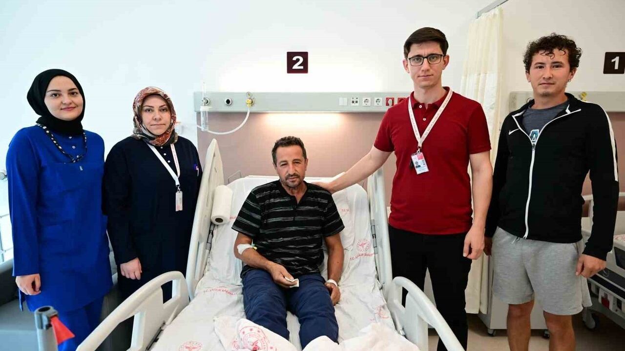 Antalya'da çekiç kullanırken göze metal parça saplandı; pars plana vitrektomiyle müdahale edildi