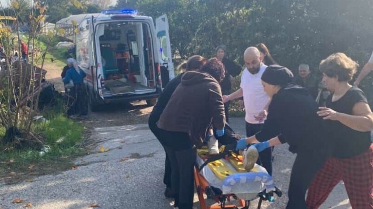 Antalya'da çekiciye yüklenirken geri viteste unutulan araç rampadan uçtu: 2 yaralı
