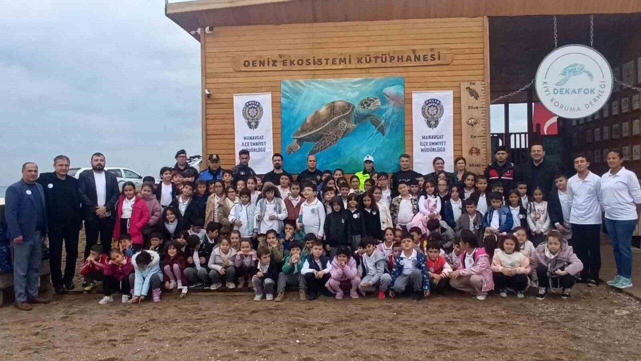 Antalya'da 'Deniz 155' adlı Caretta caretta tedavi sonrası doğal yaşamına bırakıldı