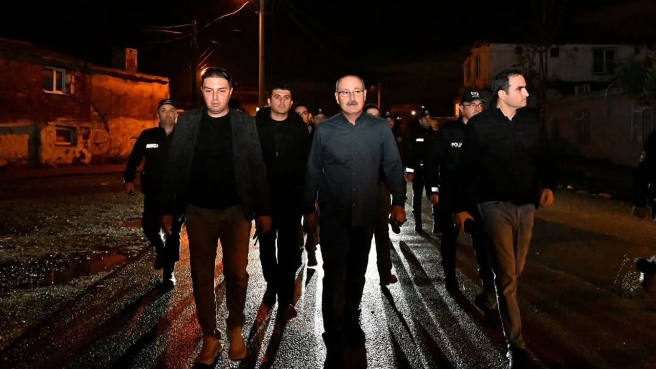 Antalya'da 'Dur' İhtarına Uymayan Araç, İl Emniyet Müdürünün Bulunduğu Ekibin Üzerine Sürülünce Lastiklerine Ateş Edildi