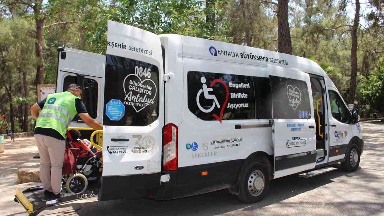 Antalya'da 'Engelsiz Hizmet Aracı' engelli vatandaşların resmi işlemlerini kolaylaştırıyor