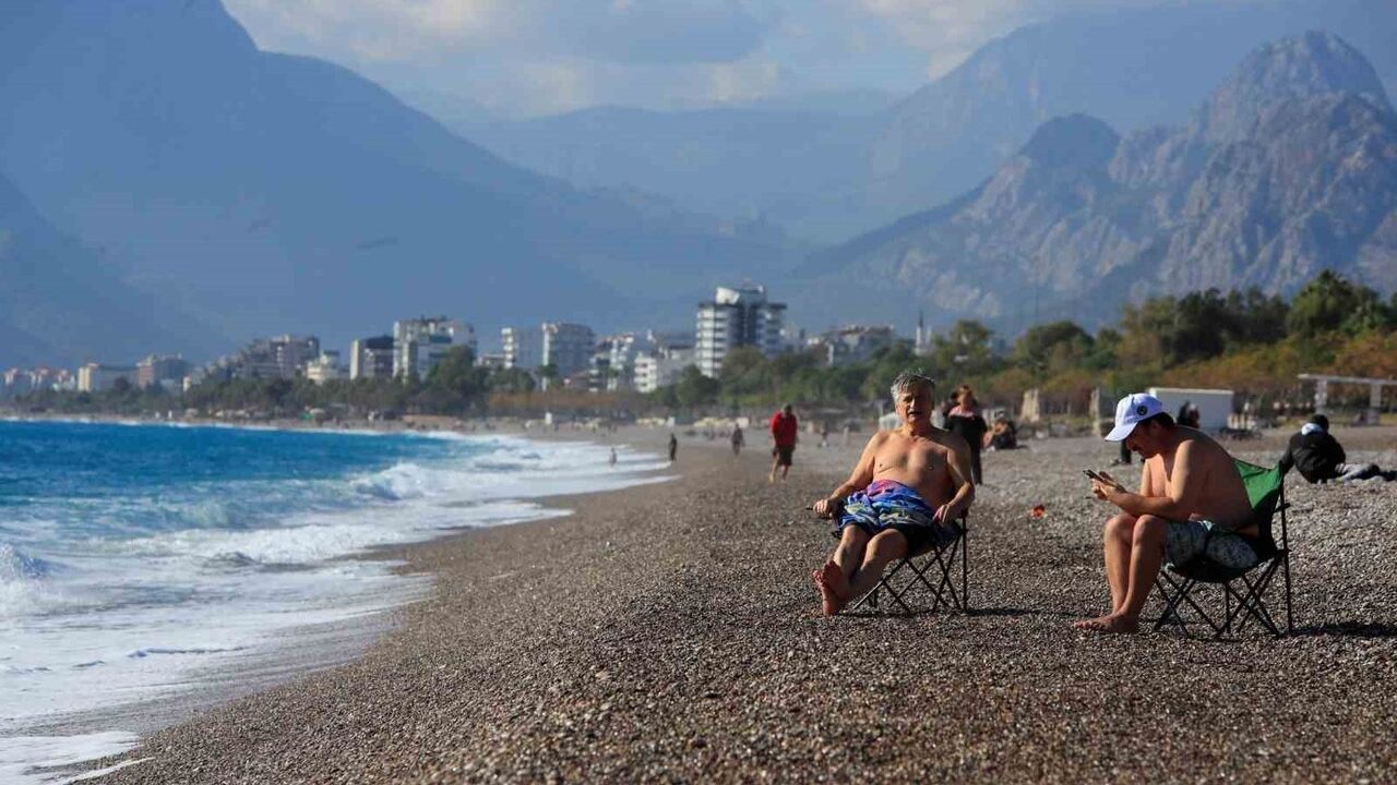 Antalya'da Fırtınadan Güneşe: Konyaaltı'nda Hafta Sonu Deniz Keyfi