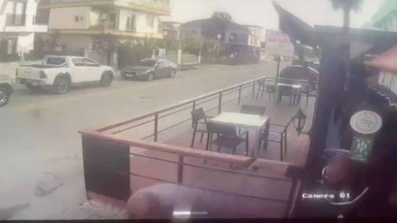 Antalya’da husumeti sonlandırmak için buluştuğu kuzenini vurarak öldüren zanlının güvenlik kamerası görüntüleri ortaya çıktı