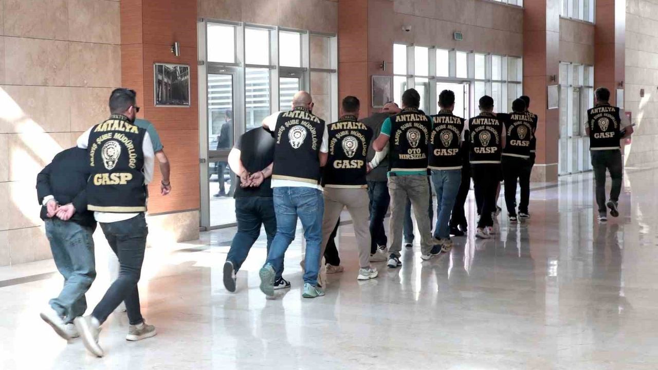 Antalya'da iş yerine zarar veren 10 kişi tutuklandı