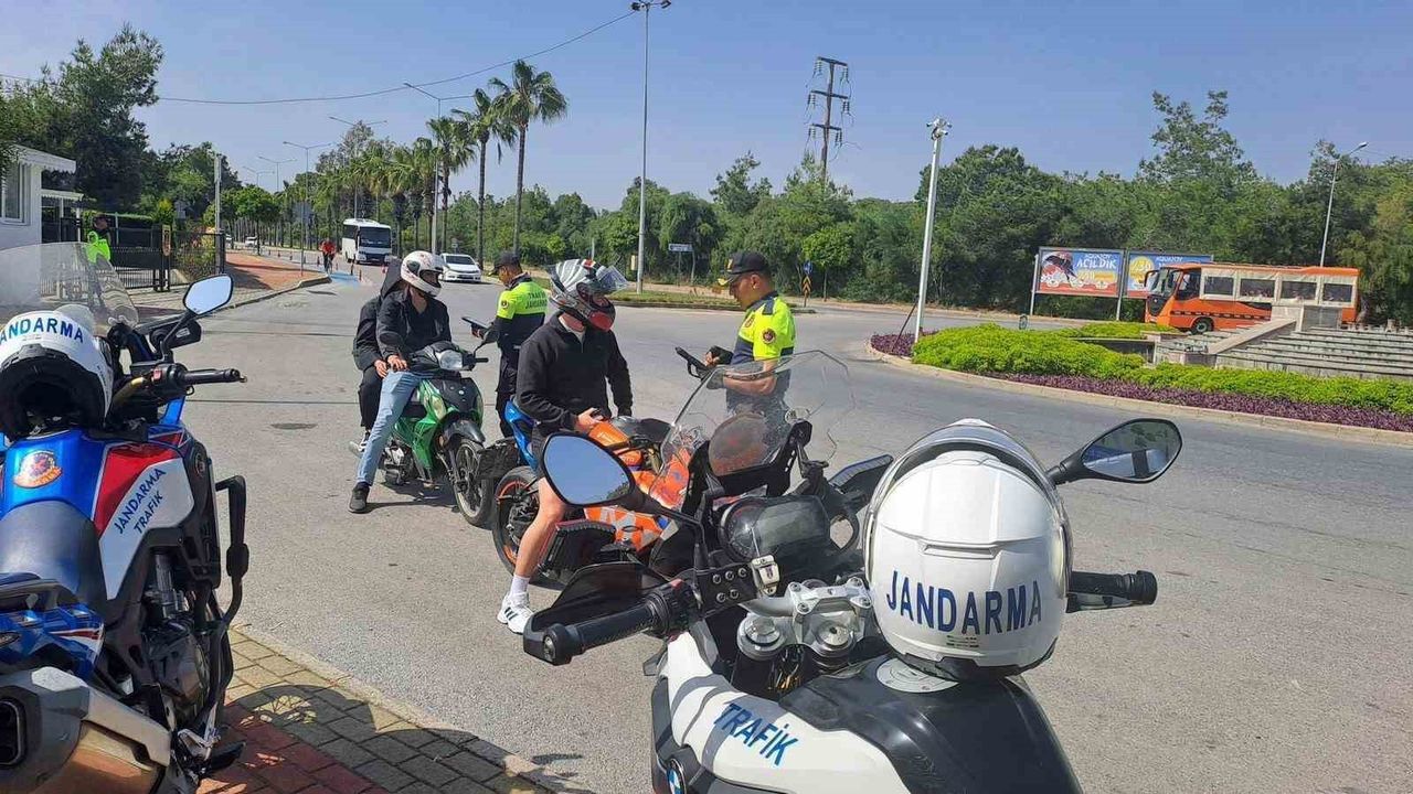 Antalya'da Jandarma, Motosiklet Denetimlerinde 12 bin 264 Kontrol Yaptı
