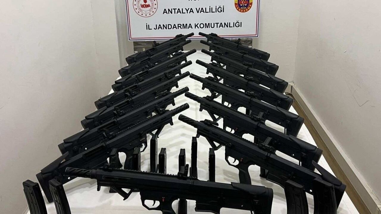 Antalya'da Jandarmadan silah kaçakçılığı operasyonu: 15 pompalı tüfek ele geçirildi