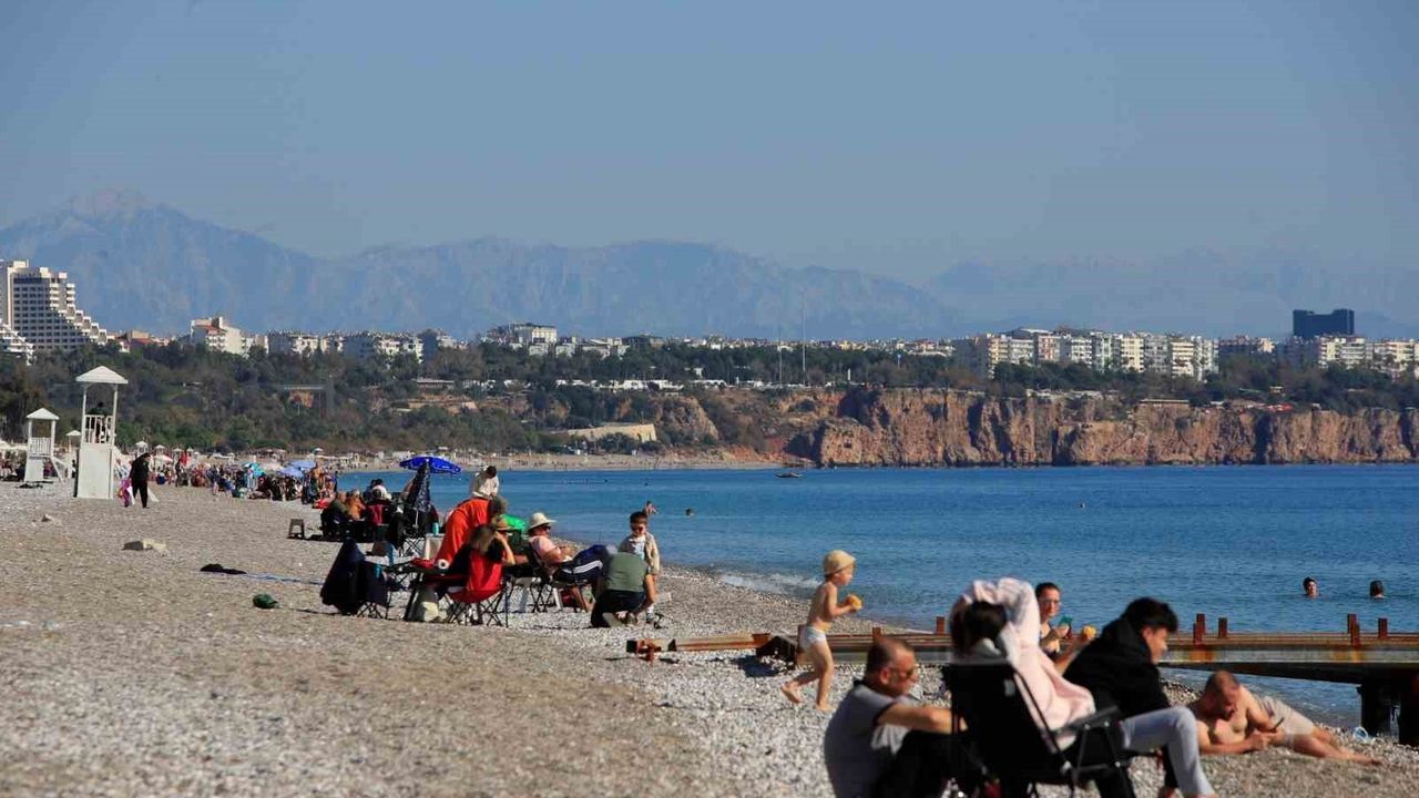 Antalya'da Kasım Ortasında Yazdan Kalma Günler: Konyaaltı Sahili Doldu
