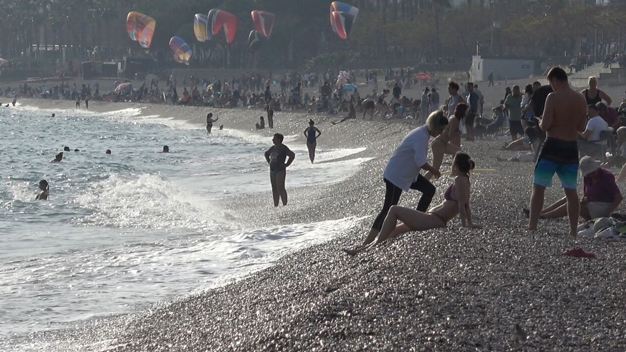 Antalya'da Kasımda 27°C: Konyaaltı Sahili Yazı Andıran Görüntülerle Doldu