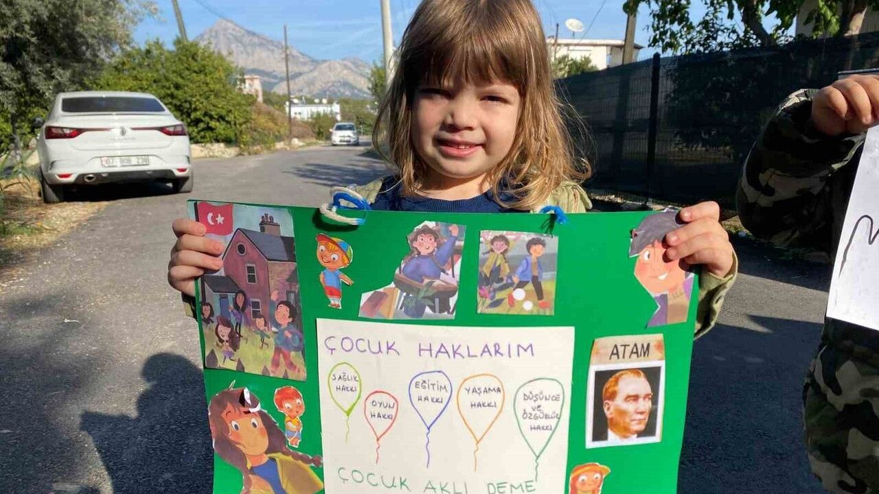 Antalya'da Konyaaltı Belediyesi kreşlerinden Dünya Çocuk Hakları Günü yürüyüşü