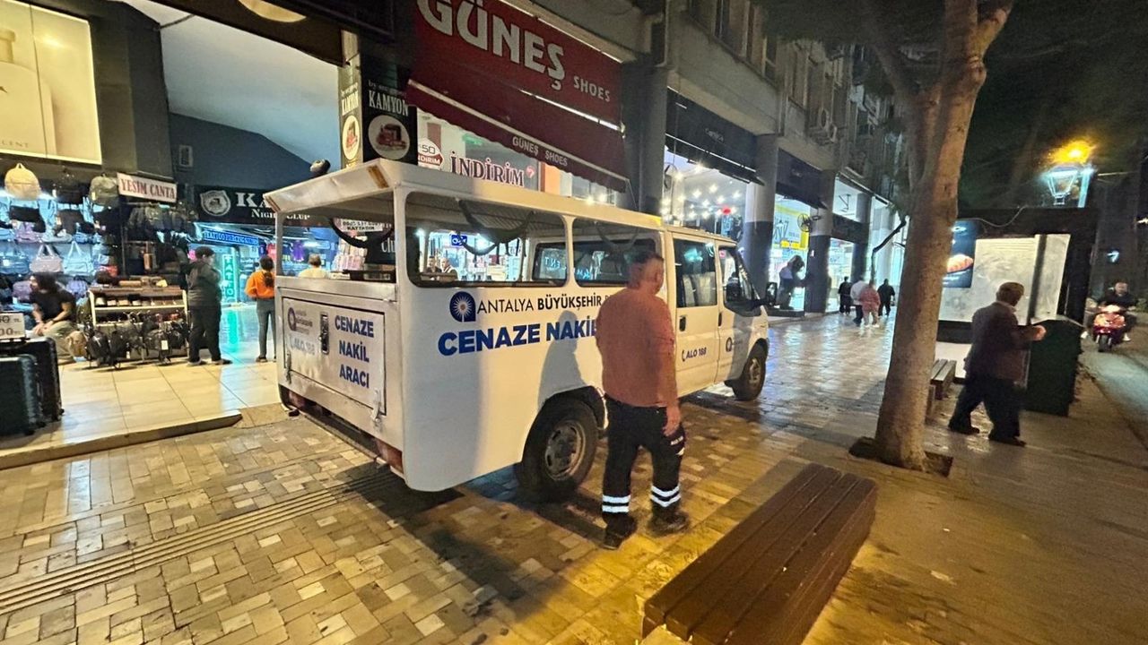 Antalya'da kötü koku ihbarı üzerine bir dairede çürümüş ceset bulundu