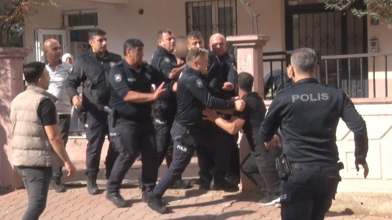 Antalya'da madde bağımlısı olduğu iddia edilen kişi balkonu yakmaya çalıştı; akrabalarının saldırısına uğradı