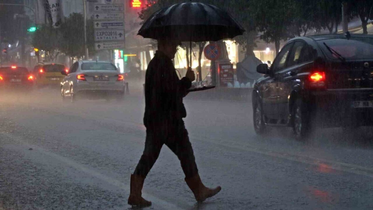 Antalya'da Meteoroloji'nin Sarı Alarmı: Sağanak Akşam Saatlerinde Etkili Oldu