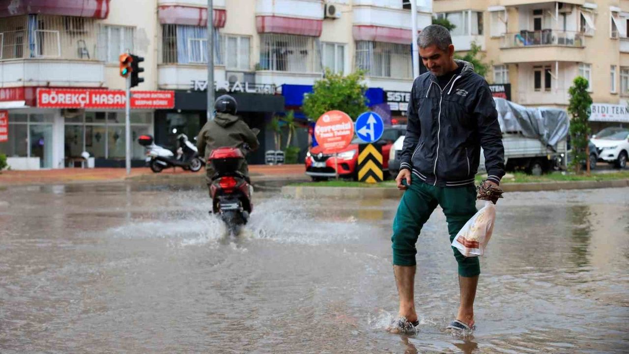 Antalya'da öğle saatlerinde kuvvetli yağış, dolu ve yıldırımlar etkili oldu