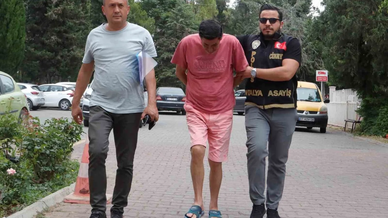 Antalya'da oğlunu 37 bıçak darbesiyle öldüren baba ikinci kez hakim karşısında; 9 yaşındaki kızın sözleri salonda duygusal anlar yaşattı