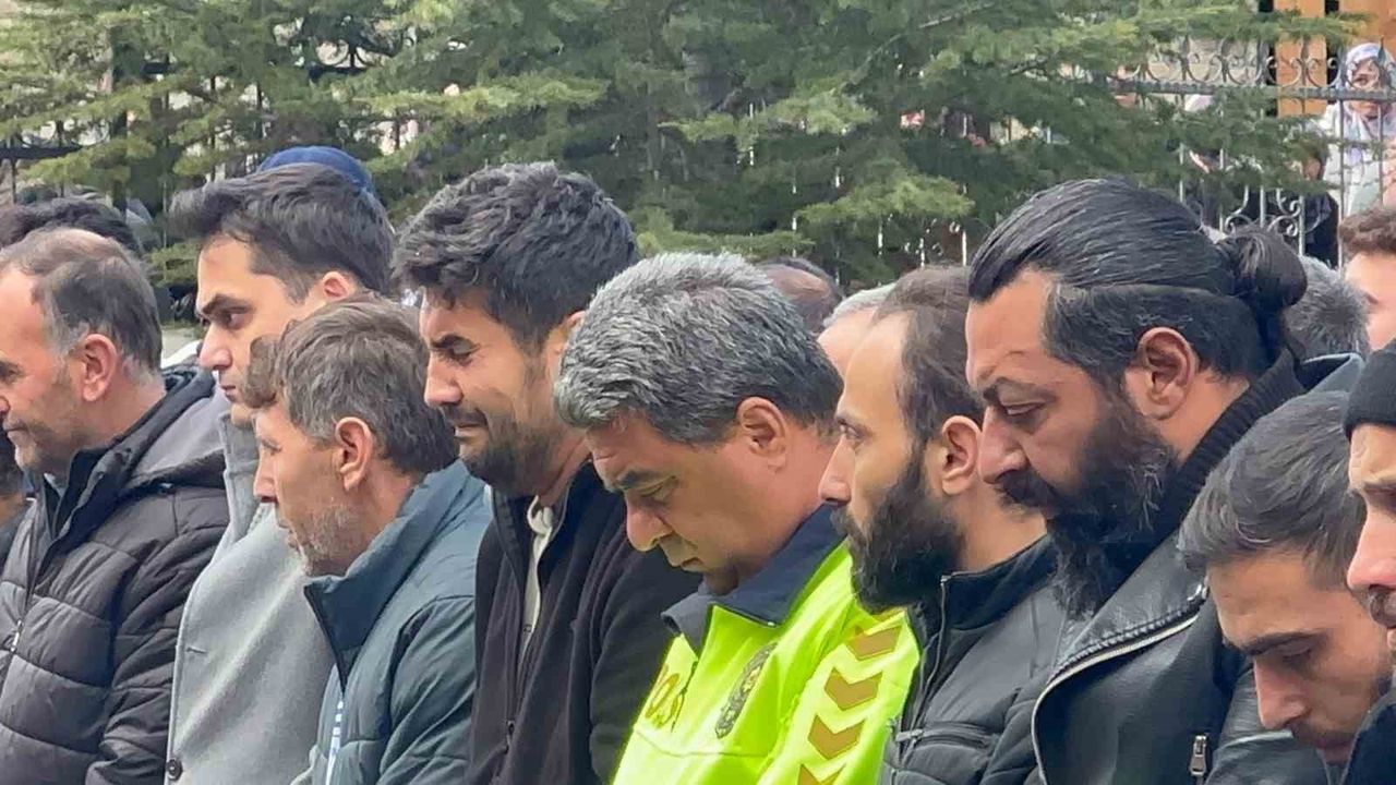 Antalya'da polis memurunun öldürdüğü eşi ve iki kızı Çankırı'da toprağa verildi