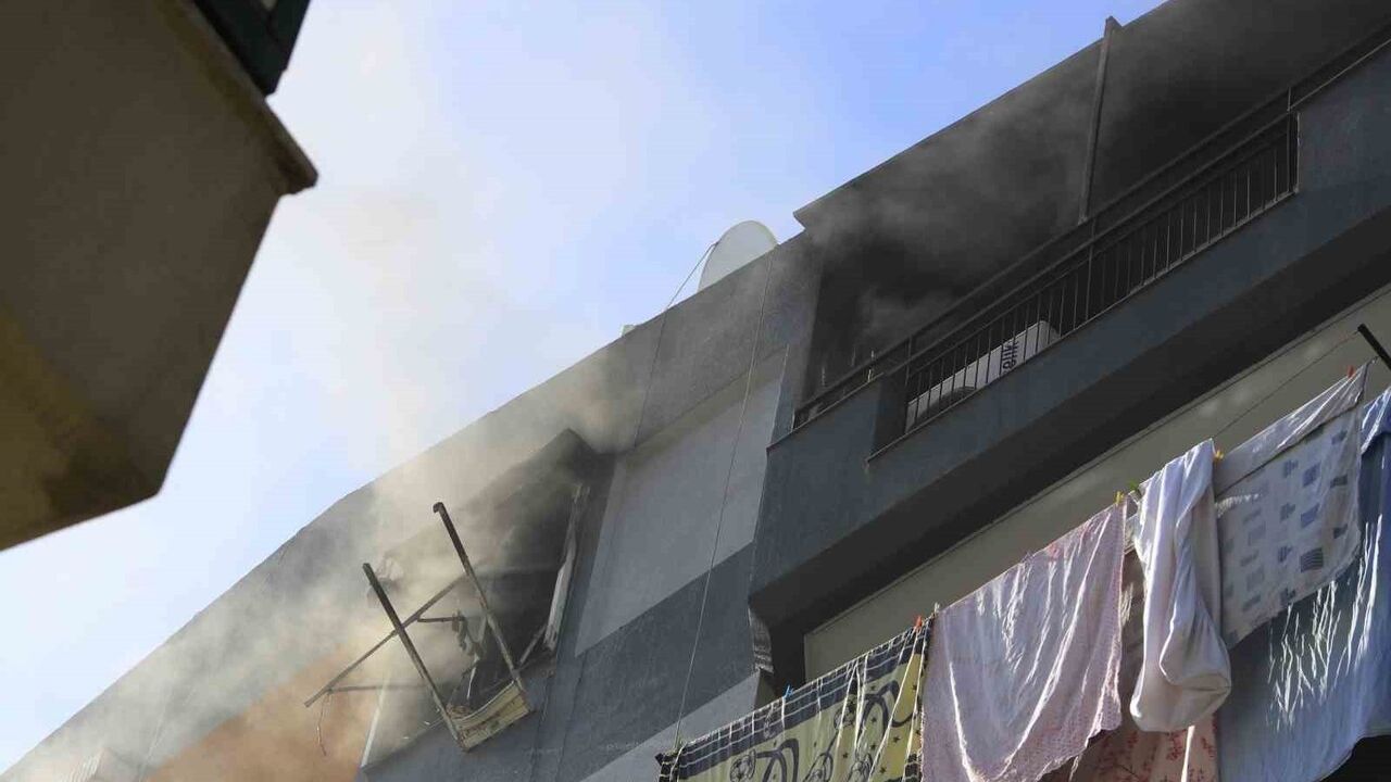 Antalya'da teras kattaki klima kaynaklı yangın: Bir kişi dumandan etkilendi