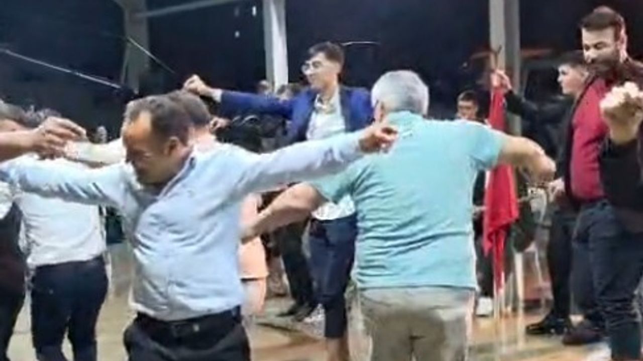 Antalya'da yağmur pist suyla doldu, gelin ve damat eğlenceyi sürdürdü