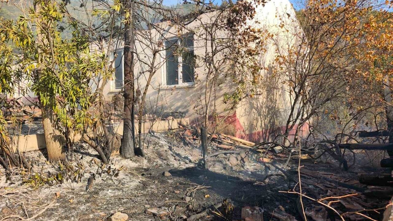 Antalya Gazipaşa'da orman yangını: Kullanılmayan eski okulun çatısı zarar gördü