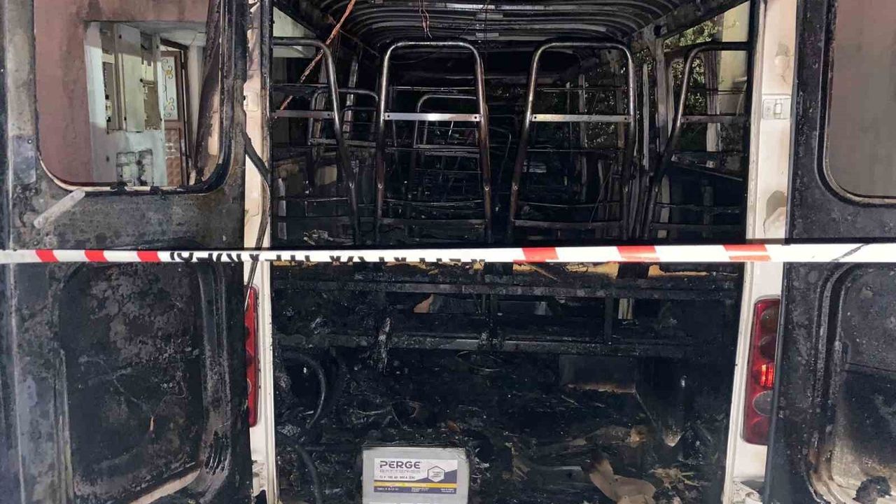 Antalya'nın Serik ilçesinde park halindeki minibüs yangında kullanılamaz hale geldi