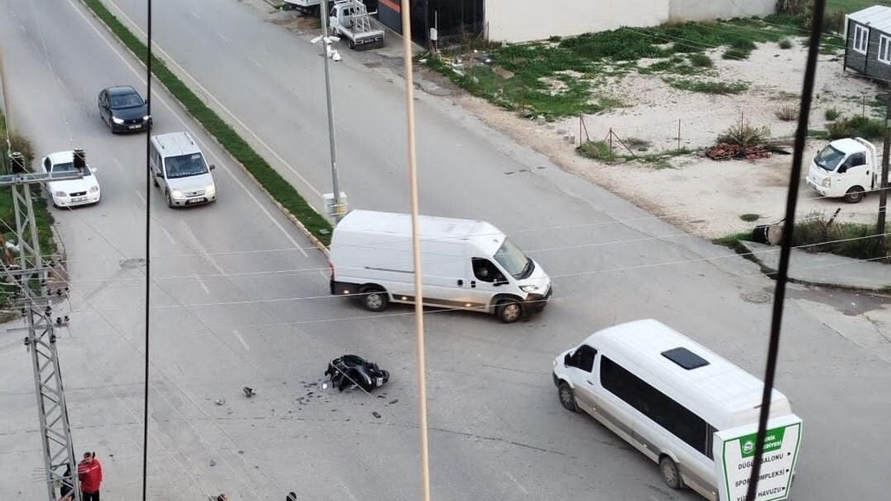 Antalya Serik'te otomobil ile motosiklet çarpıştı: 2 yaralı