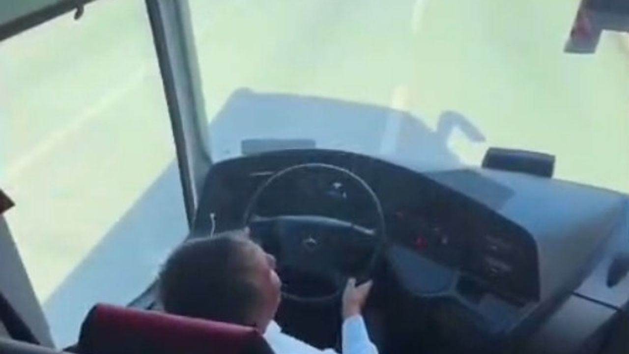 Antalyaspor taraftarlarını taşıyan otobüs şoförünün hareket halindeyken oynaması sosyal medyada tepki çekti