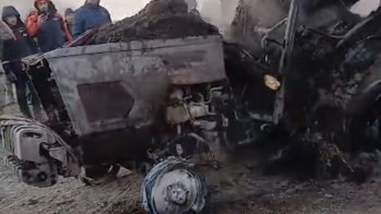 Ardahan'da ahır yangını: 2 traktör, tahıl ambarı ve balya makinesi kullanılamaz hale geldi